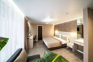 Гостиница Аврора Хабаровск Люкс с кроватью размера «king-size» и балконом-13