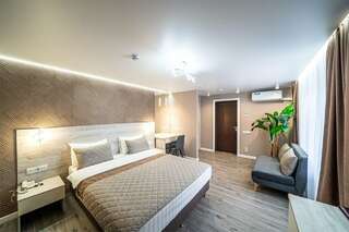 Гостиница Аврора Хабаровск Люкс с кроватью размера «king-size» и балконом-12