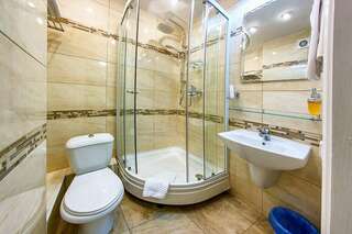 Гостиница Аврора Хабаровск Cемейный номер с собственной ванной комнатой-12