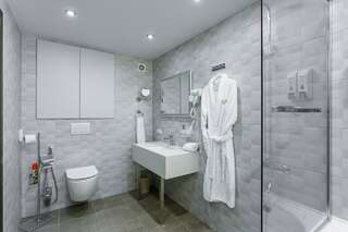 Гостиница Аврора Хабаровск Люкс с кроватью размера «king-size» и балконом-9