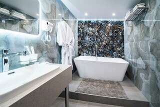 Гостиница Аврора Хабаровск Люкс с кроватью размера «king-size» и балконом-15