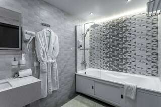 Гостиница Аврора Хабаровск Люкс с кроватью размера «king-size» и балконом-7