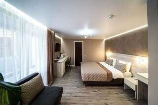 Гостиница Аврора Хабаровск Люкс с кроватью размера «king-size» и балконом-14