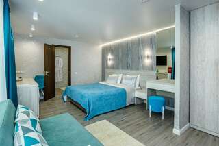 Гостиница Аврора Хабаровск Люкс с кроватью размера «king-size» и балконом-1